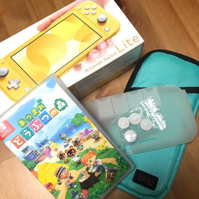 Nintendo Switch(ニンテンドースイッチ)のNintendo Switch Lite あつまれどうぶつの森 カバー セット エンタメ/ホビーのゲームソフト/ゲーム機本体(携帯用ゲーム機本体)の商品写真