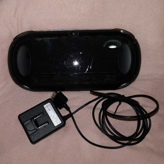 PlayStation Vita(プレイステーションヴィータ)のPSVITA　メモリーカード・アダプター付き エンタメ/ホビーのゲームソフト/ゲーム機本体(携帯用ゲーム機本体)の商品写真