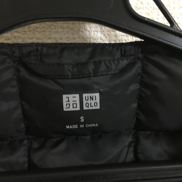 UNIQLO(ユニクロ)のユニクロ ダウンベスト 黒 S Vネック  メンズのジャケット/アウター(ダウンベスト)の商品写真