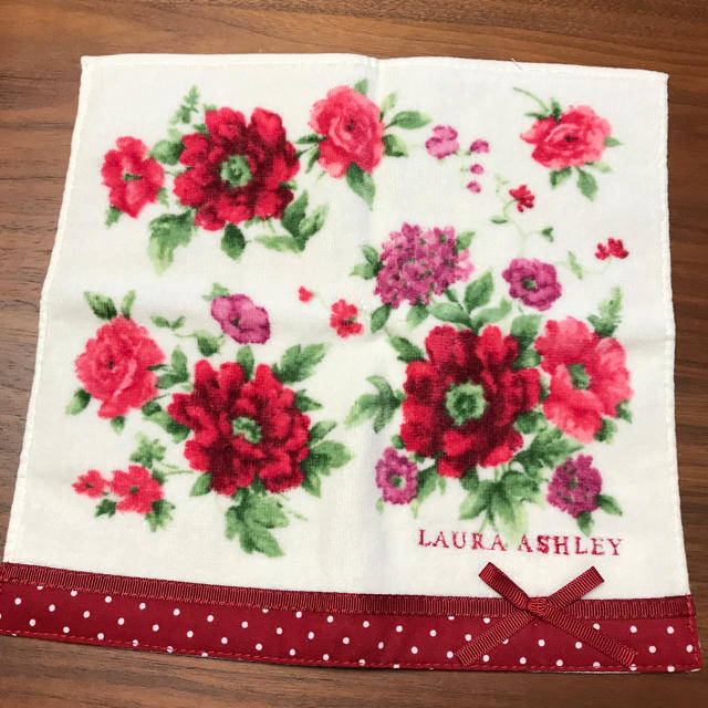 LAURA ASHLEY(ローラアシュレイ)の☆花野薔薇さま専用☆【新品未使用】ローラアシュレイ　ハンカチ2枚セット レディースのファッション小物(ハンカチ)の商品写真