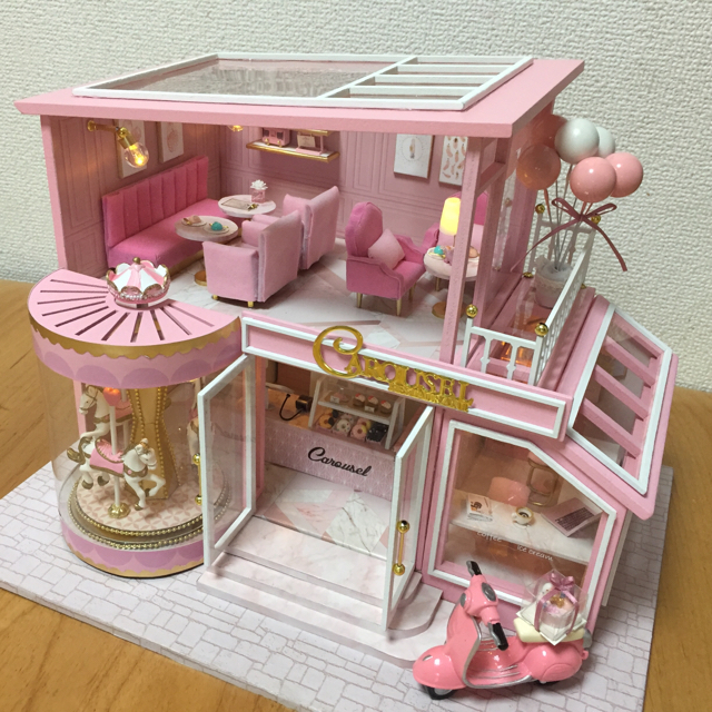 ミニチュアドールハウス 回るメリーゴーランドのあるカフェ