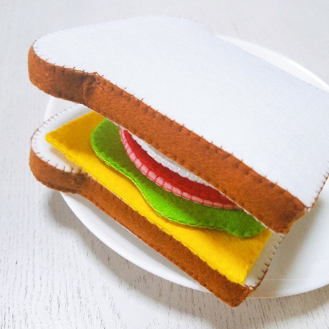 フェルトおままごと☆食パンサンドイッチ ハンドメイドのキッズ/ベビー(おもちゃ/雑貨)の商品写真