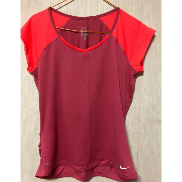 NIKE(ナイキ)のナイキ　Tシャツ　レディース　蛍光ピンク　赤 レディースのトップス(Tシャツ(半袖/袖なし))の商品写真