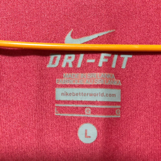 NIKE(ナイキ)のナイキ　Tシャツ　レディース　蛍光ピンク　赤 レディースのトップス(Tシャツ(半袖/袖なし))の商品写真