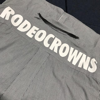 ロデオクラウンズ(RODEO CROWNS)のロデオクラウンズ ロゴ ロングシャツ バッグロゴ ストラップ(シャツ/ブラウス(長袖/七分))