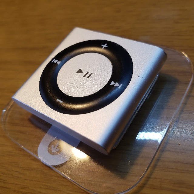 Apple(アップル)のiPod shuffle 第4世代 2GB シルバー　イヤホン データUSB完備 スマホ/家電/カメラのオーディオ機器(ポータブルプレーヤー)の商品写真