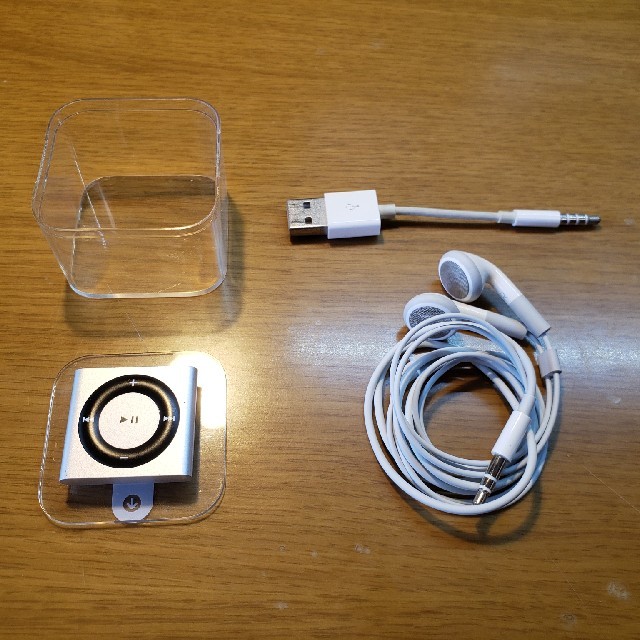 Apple(アップル)のiPod shuffle 第4世代 2GB シルバー　イヤホン データUSB完備 スマホ/家電/カメラのオーディオ機器(ポータブルプレーヤー)の商品写真