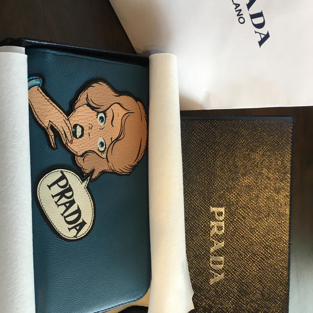 PRADA(プラダ)の【新品】PRADA 長財布　ブルーグリーン　コミック柄 レディースのファッション小物(財布)の商品写真