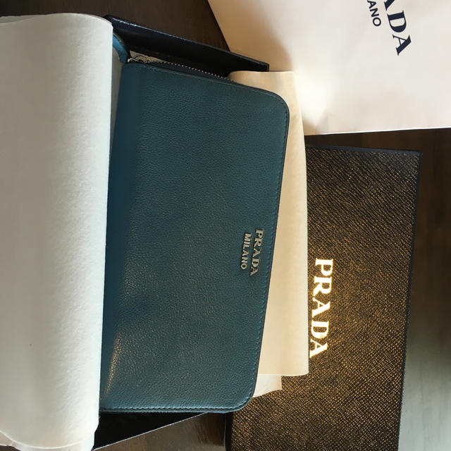 PRADA(プラダ)の【新品】PRADA 長財布　ブルーグリーン　コミック柄 レディースのファッション小物(財布)の商品写真