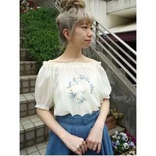 フィント(F i.n.t)の夏物半袖今期♡フロントマーガレット刺繍オフショルブラウスF i.n.tフィント(シャツ/ブラウス(半袖/袖なし))