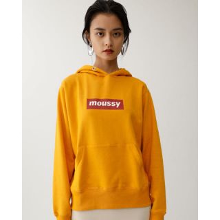 マウジー(moussy)のmoussy ロゴ パーカー 黄色(パーカー)