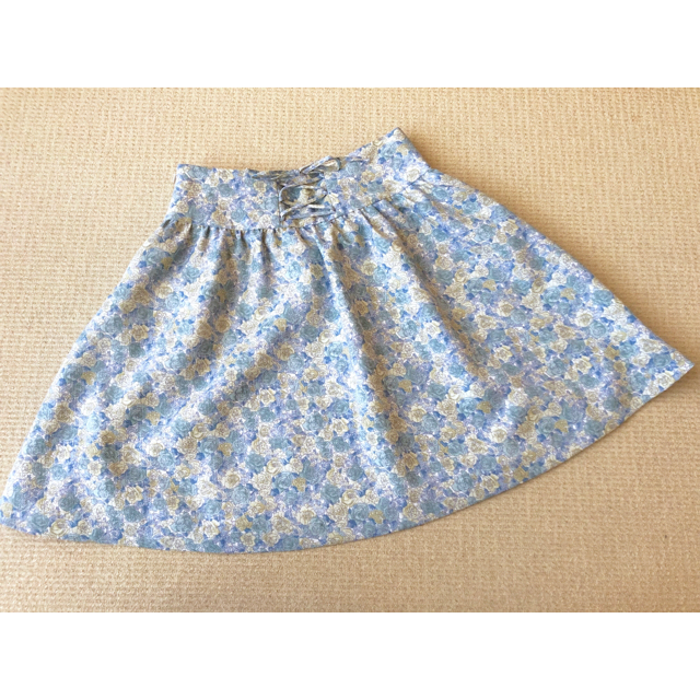 Bon mercerie(ボンメルスリー)の水色花柄スカート ボンメルスリー レディースのスカート(ひざ丈スカート)の商品写真