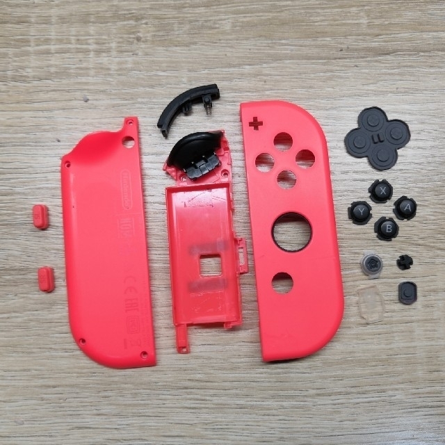 Nintendo Switch(ニンテンドースイッチ)のjoy-con オレンジ 右 外装 修理用(割れ) エンタメ/ホビーのゲームソフト/ゲーム機本体(家庭用ゲーム機本体)の商品写真