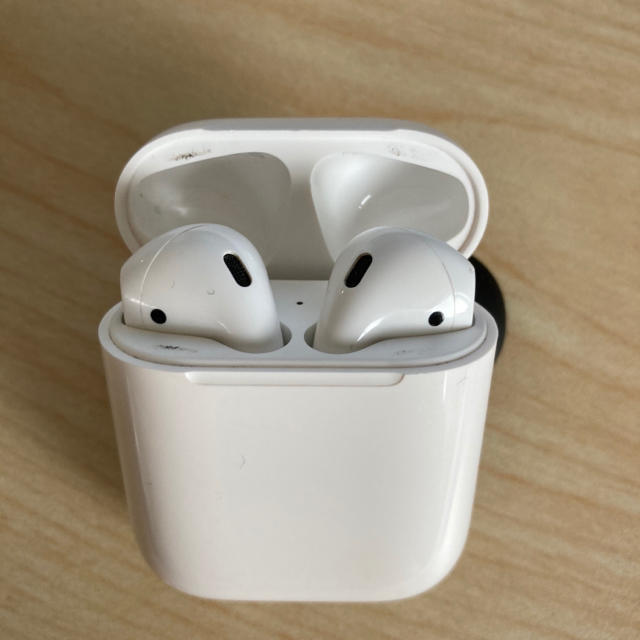 Apple(アップル)のair pods エアーポッズ　第一世代 第1世代 スマホ/家電/カメラのオーディオ機器(ヘッドフォン/イヤフォン)の商品写真