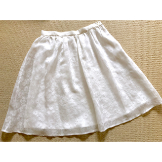 ナチュラルビューティーベーシック(NATURAL BEAUTY BASIC)の白スカート NATURAL BEAUTY BASIC(ひざ丈スカート)
