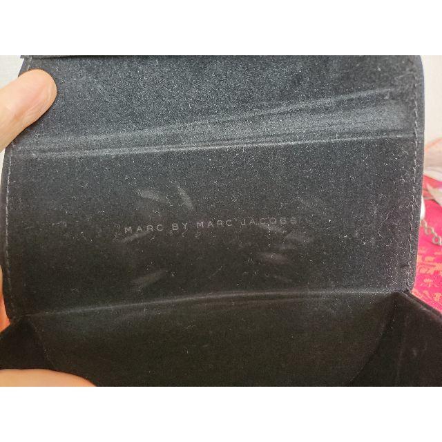 MARC BY MARC JACOBS(マークバイマークジェイコブス)のMarc by Marc Jacobs サングラスケースとメガネふき２枚 レディースのファッション小物(サングラス/メガネ)の商品写真