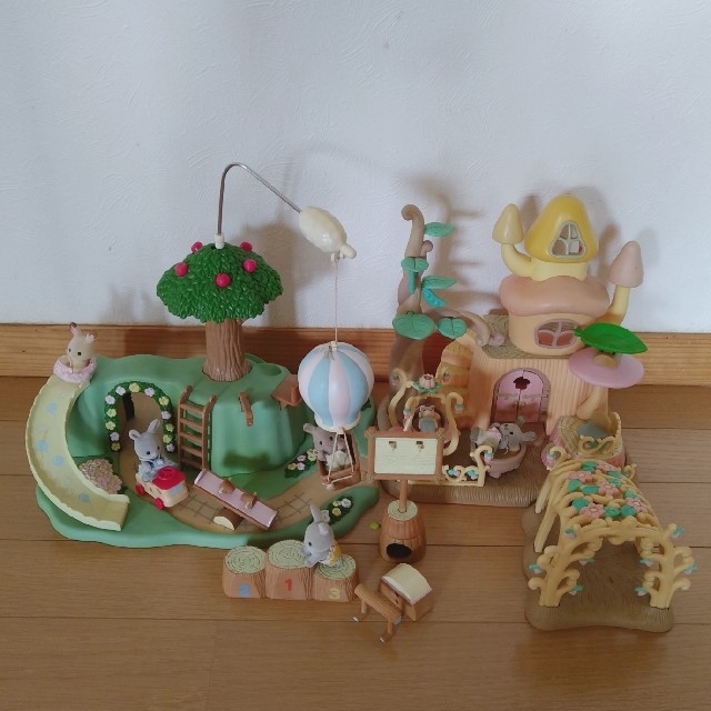 EPOCH(エポック)の【シルバニアファミリー】気球の丘であそぼ&森のふしぎなきのこいろいろセット キッズ/ベビー/マタニティのおもちゃ(ぬいぐるみ/人形)の商品写真