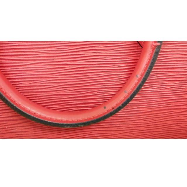 LOUIS VUITTON(ルイヴィトン)のルイヴィトン　エピ　サックトリアングル　赤 レディースのバッグ(ハンドバッグ)の商品写真