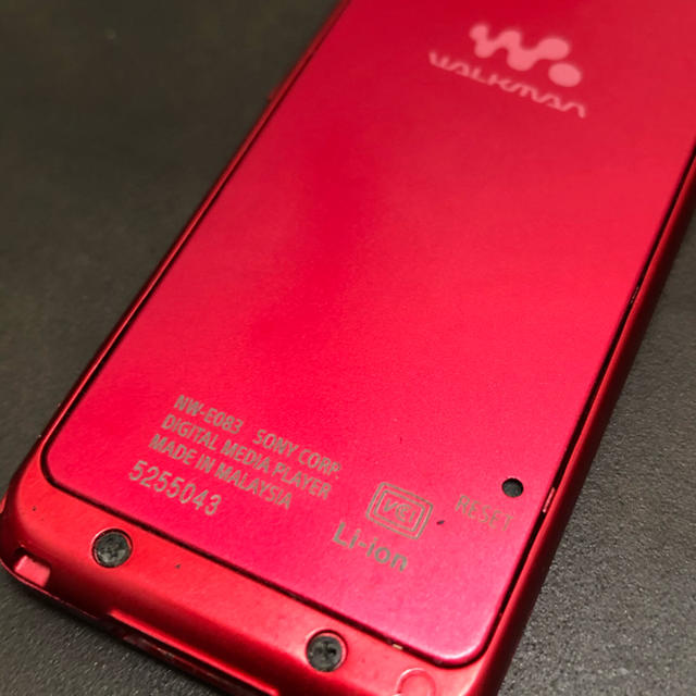 WALKMAN(ウォークマン)のウォークマン　WALKMAN NW-E083  4GB レッド スマホ/家電/カメラのオーディオ機器(ポータブルプレーヤー)の商品写真