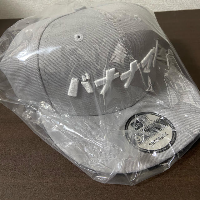 NEW ERA(ニューエラー)の⭐︎値下げしました⭐︎ バナナマン キャップ グレー エンタメ/ホビーのタレントグッズ(お笑い芸人)の商品写真