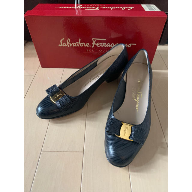 Salvatore Ferragamo(サルヴァトーレフェラガモ)のフェラガモ ヴァラ パンプス　リボンタイプ　24cm　箱付き♪ レディースの靴/シューズ(ハイヒール/パンプス)の商品写真