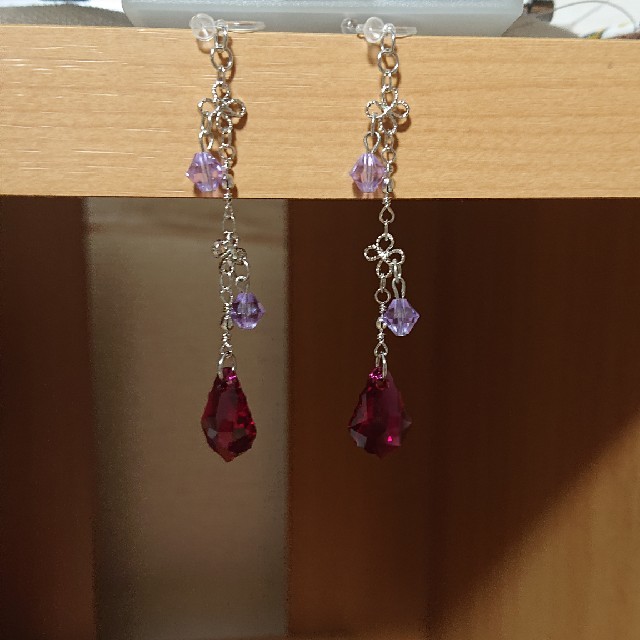 SWAROVSKI(スワロフスキー)の～花のワルツ〈ルビー〉～  〈樹脂ノンホールピアス〉 ハンドメイドのアクセサリー(ピアス)の商品写真