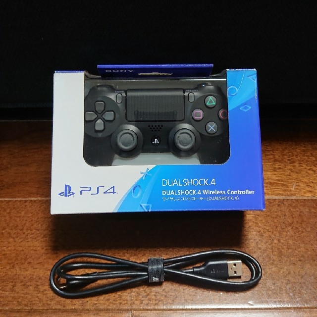 PlayStation4(プレイステーション4)の【新品未使用】PS4 コントローラー USB付き エンタメ/ホビーのゲームソフト/ゲーム機本体(家庭用ゲーム機本体)の商品写真