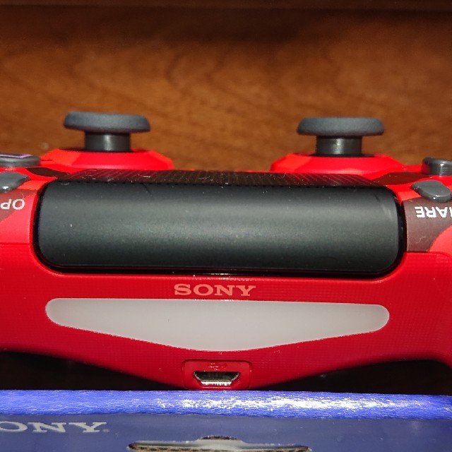 PlayStation4(プレイステーション4)の【美品】PS4コントローラー Red Camouflage エンタメ/ホビーのゲームソフト/ゲーム機本体(家庭用ゲーム機本体)の商品写真