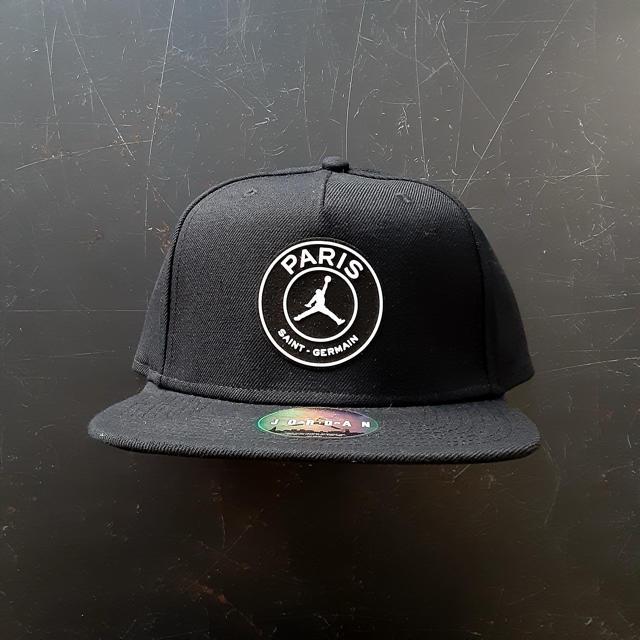 NIKE(ナイキ)の送込 NIKE JORDAN PSG BLACK CAP メンズの帽子(キャップ)の商品写真