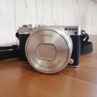 ニコン(Nikon)のNikon ニコン 1 J5 標準パワーズームレンズキット シルバー 保証有(ミラーレス一眼)