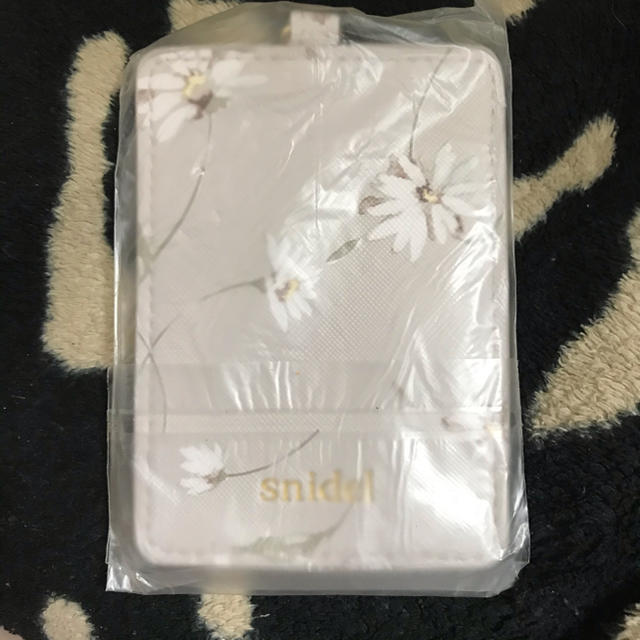 SNIDEL(スナイデル)のsnidel スナイデル 花柄 定期入れ ポーチ レディースのファッション小物(名刺入れ/定期入れ)の商品写真