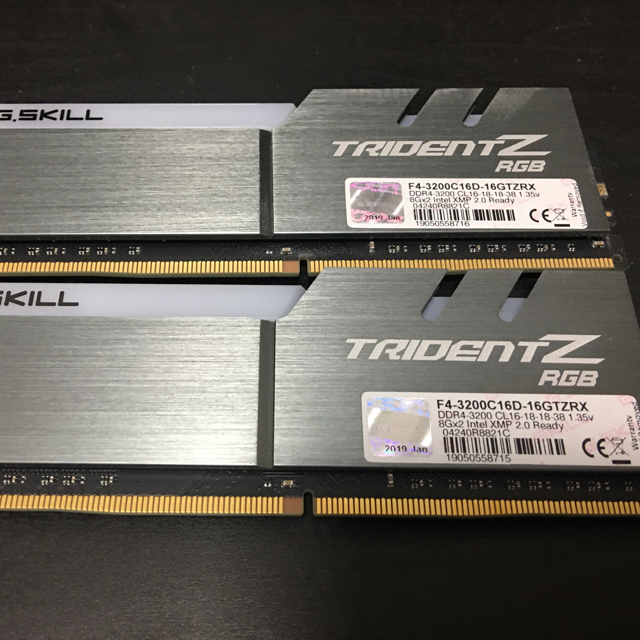 DDR4-3200メモリ 8GB2枚 F4-3200C16D-16GTZRX  スマホ/家電/カメラのPC/タブレット(PCパーツ)の商品写真