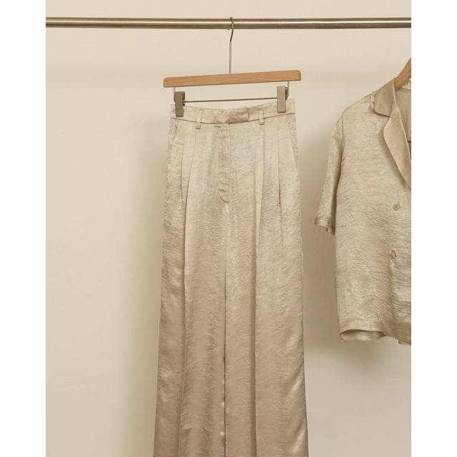 TODAYFUL(トゥデイフル)の【新品未使用タグ付】Crepe Satin Trousers レディースのパンツ(カジュアルパンツ)の商品写真