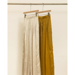 トゥデイフル(TODAYFUL)の【新品未使用タグ付】Crepe Satin Trousers(カジュアルパンツ)