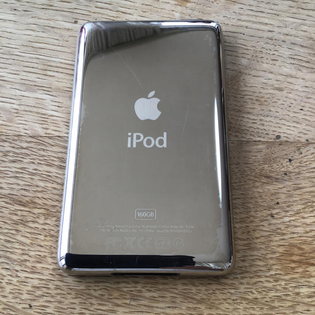 Apple(アップル)のiPod classic 160GB 黒　シリコンケース　ケーブル　A1238 スマホ/家電/カメラのオーディオ機器(ポータブルプレーヤー)の商品写真