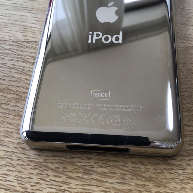 Apple(アップル)のiPod classic 160GB 黒　シリコンケース　ケーブル　A1238 スマホ/家電/カメラのオーディオ機器(ポータブルプレーヤー)の商品写真