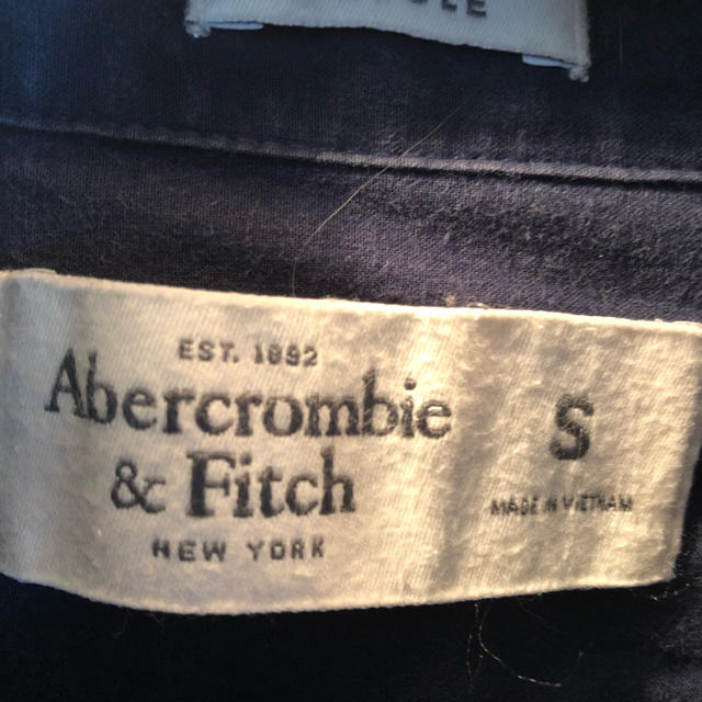 Abercrombie&Fitch(アバクロンビーアンドフィッチ)のアバクロ シャツ長袖 紺色 Sサイズ 洗濯済 メンズのトップス(シャツ)の商品写真