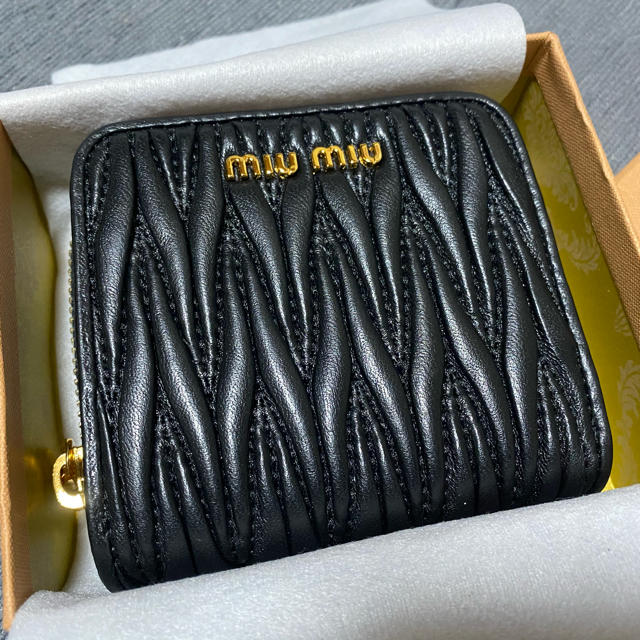 miumiu 折りたたみ財布