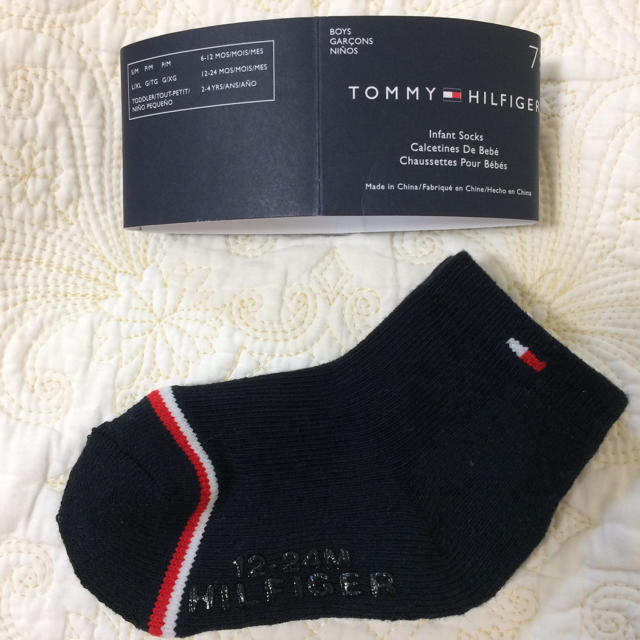 TOMMY HILFIGER(トミーヒルフィガー)のトミーヒルヒュガー ベビーソックス３足 キッズ/ベビー/マタニティのこども用ファッション小物(靴下/タイツ)の商品写真