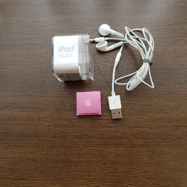 Apple(アップル)のiPodシャッフル スマホ/家電/カメラのオーディオ機器(ポータブルプレーヤー)の商品写真