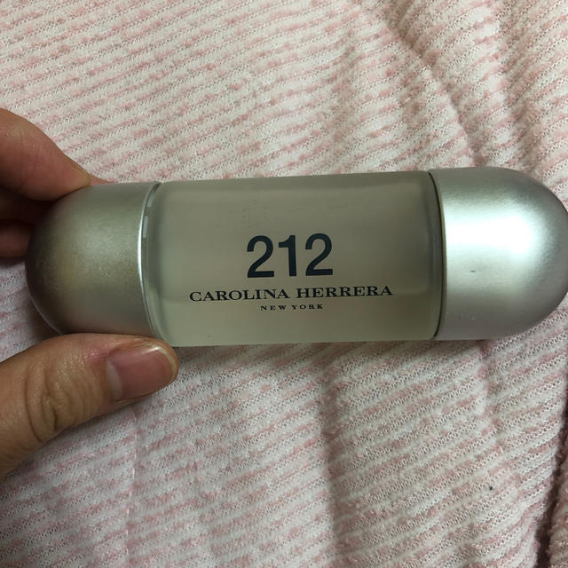 CAROLINA HERRERA(キャロライナヘレナ)のキャロライナ　ヘレラ　212 オーデトワレ コスメ/美容の香水(香水(女性用))の商品写真