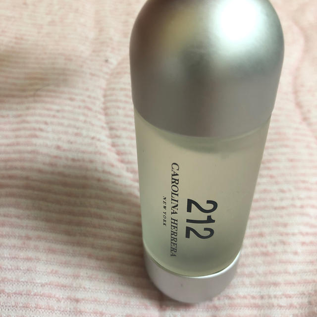 CAROLINA HERRERA(キャロライナヘレナ)のキャロライナ　ヘレラ　212 オーデトワレ コスメ/美容の香水(香水(女性用))の商品写真
