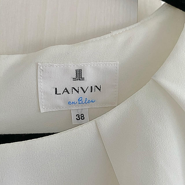 LANVIN en Bleu(ランバンオンブルー)のランバンオンブルー  ブラウス　フリル袖　 レディースのトップス(シャツ/ブラウス(半袖/袖なし))の商品写真