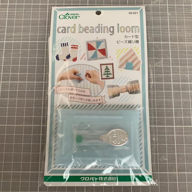 【クロバー】カード型ビーズ織り機 ハンドメイドの素材/材料(その他)の商品写真