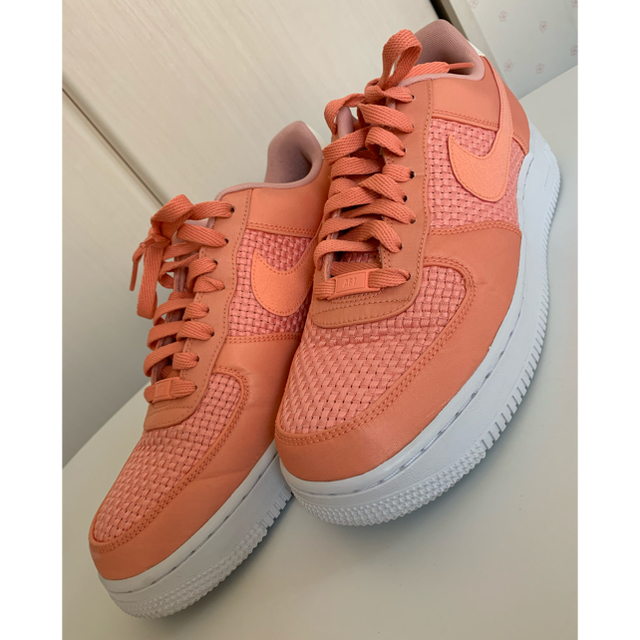 NIKE(ナイキ)のNIKE WMNS AIR FORCE 1 07 SE ナイキ エアフォース1 メンズの靴/シューズ(スニーカー)の商品写真