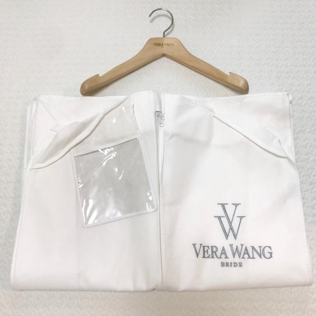 Vera Wang(ヴェラウォン)の【 miwa15様専用】VERAWANG ヴェラウォン  ハンガー　ドレスカバー レディースのフォーマル/ドレス(ウェディングドレス)の商品写真