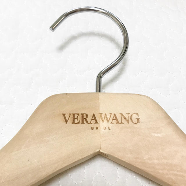 Vera Wang(ヴェラウォン)の【 miwa15様専用】VERAWANG ヴェラウォン  ハンガー　ドレスカバー レディースのフォーマル/ドレス(ウェディングドレス)の商品写真