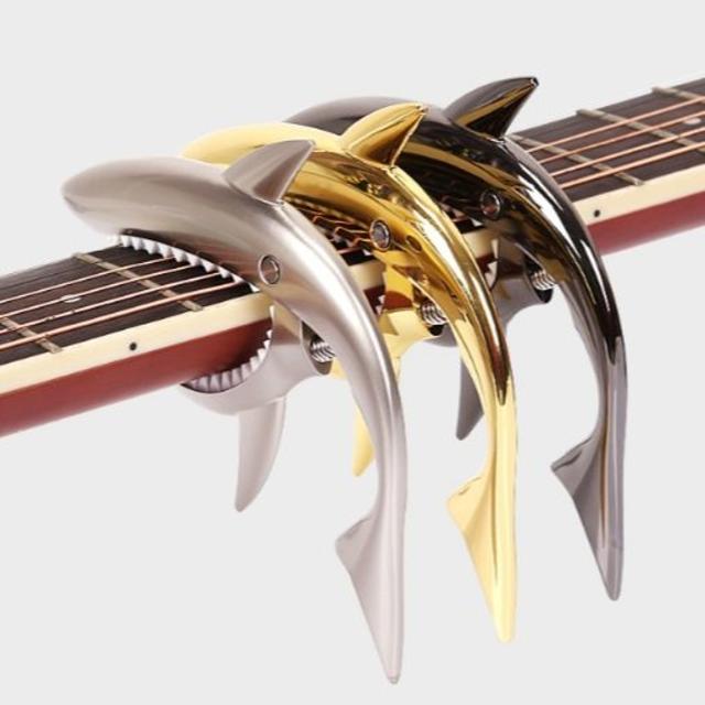 新品 ギター カポタスト 鮫 合金 メタリックゴールド アコースティック 楽器のギター(アコースティックギター)の商品写真