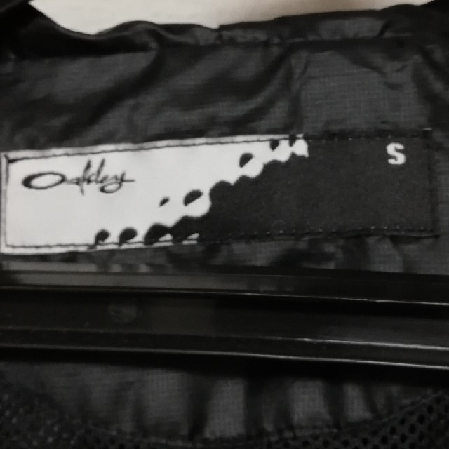 Oakley(オークリー)のオークリー　レディース　黒ウィンドウ レディースのジャケット/アウター(ナイロンジャケット)の商品写真