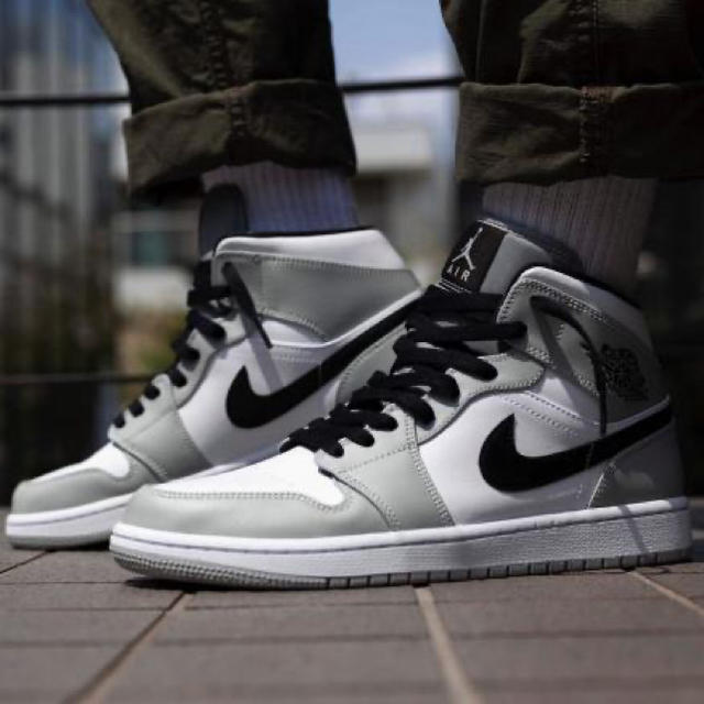 NIKE(ナイキ)のスプリング様専用　NIKE AJ1 “LIGHT SMOKE GREY メンズの靴/シューズ(スニーカー)の商品写真